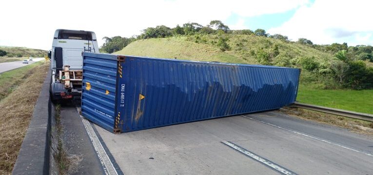 Carreta com 25 toneladas tomba na BR-101, entre Recife e João Pessoa
