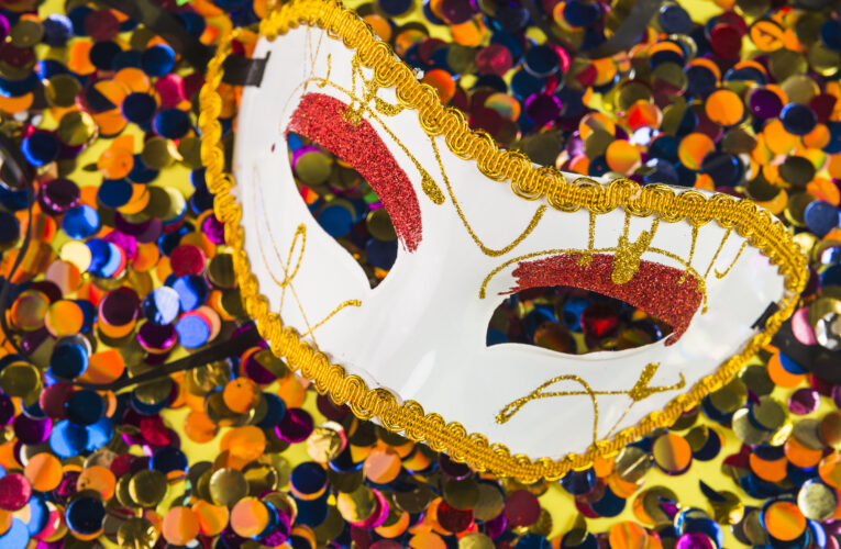 Proteção na folia: especialista alerta como evitar ISTs durante o carnaval e reforça sobre a testagem após a folia