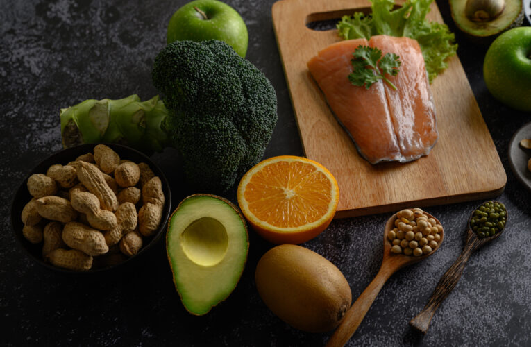 Dicas de alimentos que ajudam a desinflamar o corpo ganham destaque durante o Maio Roxo